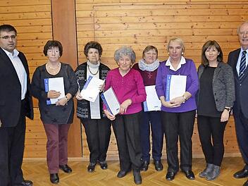 Ortsverbandsvorsitzender Markus Pülz (links), Kreisvorsitzender Heinz Wittmann und stellvertretende Ortsverbandsvorsitzende Kerstin Luthardt (von rechts) ehrten Mitglieder für zehn- und 25- jährige Treue.  Foto: Thomas Micheel
