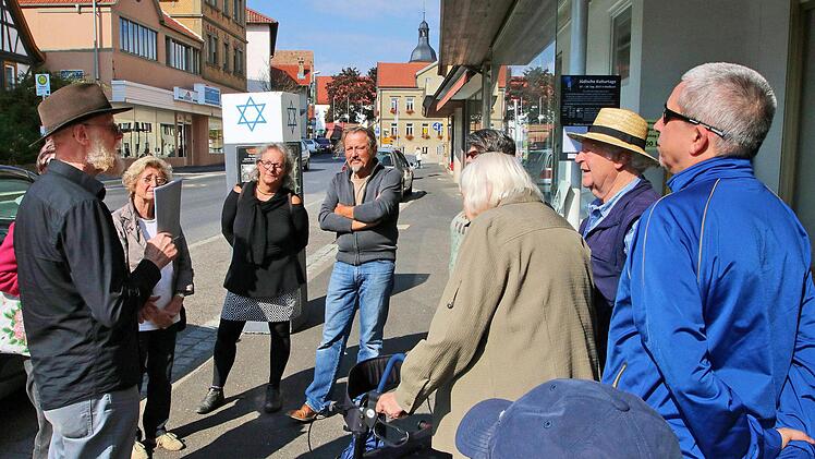 Einen Rundgang durch das jüdische Maßbach machte Klaus Bub mit interessierten Bürgern. Viele Häuser in der Poppenlauerer Straße hatten bis zur Nazi-Zeit jüdische Eigentümer. Foto: Dieter Britz