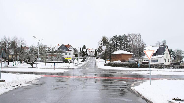 Die Kreuzung von der Thüringer Straße aus gesehen. Der Kürengrund wird an dieser Stelle von einer Mittelinsel geteilt. Trotzdem kam es hier im Jahr 2016 zu sieben Unfällen beim Linksabbiegen. Foto: Christiane Lehmann