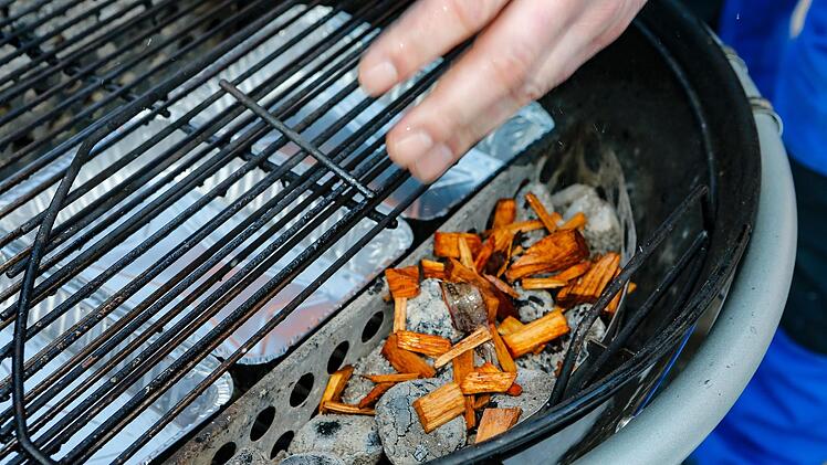 Kirschchips auf der Glut produzieren aromatischen Rauch. Foto:  Matthias Hoch