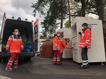 Viele Leute entrümpeln aktuell daheim ihre Schränke, mussten sich mit der Entsorgung der Altkleider aber gedulden und auf einen späteren Zeitpunkt verschieben. Wegen der Ansteckungsgefahr der Helfer wurden die Altkleider-Container des Deutschen Roten Kreuzes in der Bayerischen Puppenstadt nicht mehr geleert. Jetzt werden sie schrittweise wieder geöffnet. - Unser Foto zeigt Mitglieder des Neustadter Rot-Kreuz-Teams bei ihrer Arbeit in der Sonneberger Straße (von links): Elvira Curth, Verena Cu...