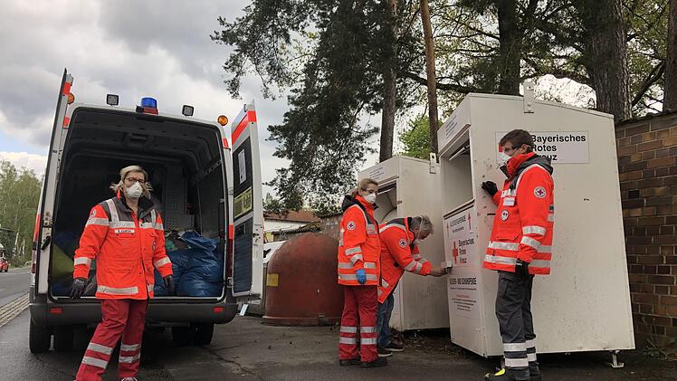 Viele Leute entrümpeln aktuell daheim ihre Schränke, mussten sich mit der Entsorgung der Altkleider aber gedulden und auf einen späteren Zeitpunkt verschieben. Wegen der Ansteckungsgefahr der Helfer wurden die Altkleider-Container des Deutschen Roten Kreuzes in der Bayerischen Puppenstadt nicht mehr geleert. Jetzt werden sie schrittweise wieder geöffnet. - Unser Foto zeigt Mitglieder des Neustadter Rot-Kreuz-Teams bei ihrer Arbeit in der Sonneberger Straße (von links): Elvira Curth, Verena Cu...