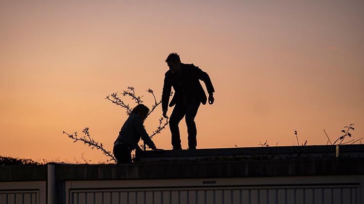 Harald Neuhauser (Marcus Mittermeier) und Angelika Flierl (Berndadette Heerwagen) gehen auch mal auf D&auml;cher, um Verd&auml;chtige zu beschatten.
