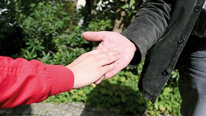 Helfende Hände: Vor allem im Bereich der Heimerziehung investiert der Jugendhilfeausschuss nächstes Jahr mehr Geld.  Foto: caritas