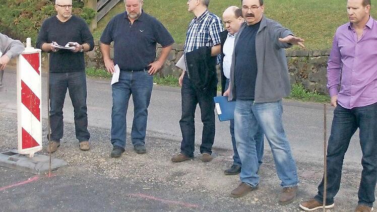 Projektleiter Hubert Statt (zweiter von rechts) erläutert die Stellplatzplanung.Foto: Helmut Raab