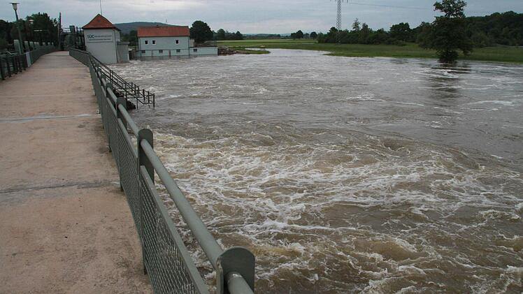Der Weg über die Wehranlage des Wasserkraftwerks Hausen
