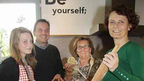 Drei Generationen, eine Leidenschaft: Johanna, Alexander, Karin und Sabine Battistella lieben gutes Essen und nutzen in ihrer Küche die ganze Vielfalt frischer Lebensmittel. Foto: Sonja Adam