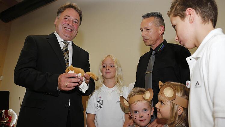 Als Haselmäuse verkleidete Buben und Mädchen vom Kindergarten St. Jakobus in Burgwindheim übergaben Minister Helmut Brunner (links) eine Haselmaus. Mit im Bild ist Thomas Köhler (Zweiter von rechts) von der Initiative "Artenschutz in Franken", ebenfalls aus Burgwindheim.