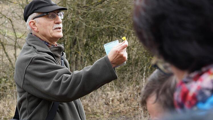 Bernd Dill erklärt die Wirkung des Huflattichs.Foto: Arkadius Guzy