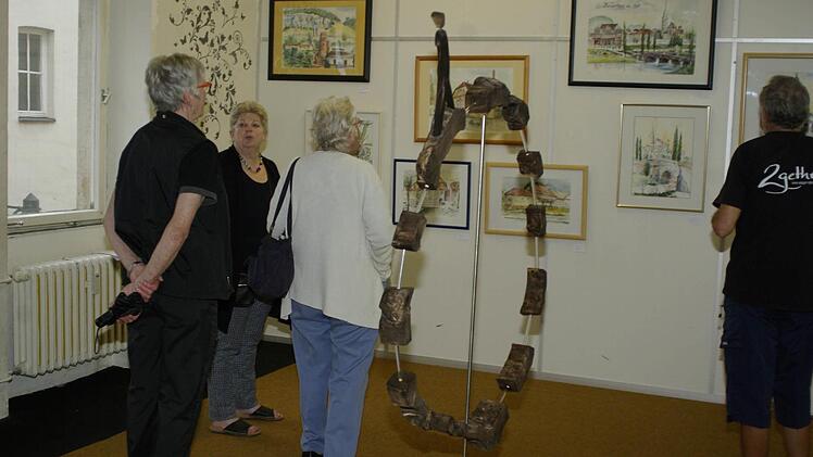 Für Alt-Hammelburg als Aquarelle, gemalt von Heinrich Fell, zeigen viele Besucher Interesse.Foto: Winfried Ehling