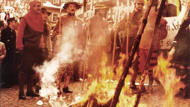 Vor 35 Jahren inszenierte man am Fasenachtssonntag auf dem Zeiler Marktplatz eine Hexenverbrennung. Dabei war die Grenze zwischen der volkskundlichen Märchenhexe und den Opfern des Hexenwahns nur wenigen geläufig. Foto: Archiv Leisentritt