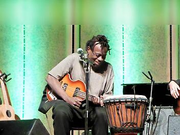 BUZ: Zurück auf der Bühne im begeisterten Rossini-Saal: Reggae-Ikone Wally Warning und seine Tochter Ami beim ersten Konzert nach seiner schweren GBS-Erkrankung im Juli 2016. Foto: Gerhild Ahnert
