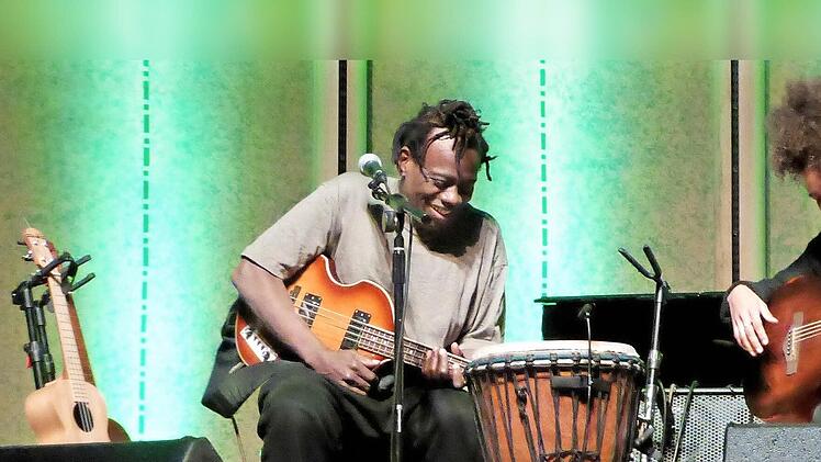 BUZ: Zurück auf der Bühne im begeisterten Rossini-Saal: Reggae-Ikone Wally Warning und seine Tochter Ami beim ersten Konzert nach seiner schweren GBS-Erkrankung im Juli 2016. Foto: Gerhild Ahnert