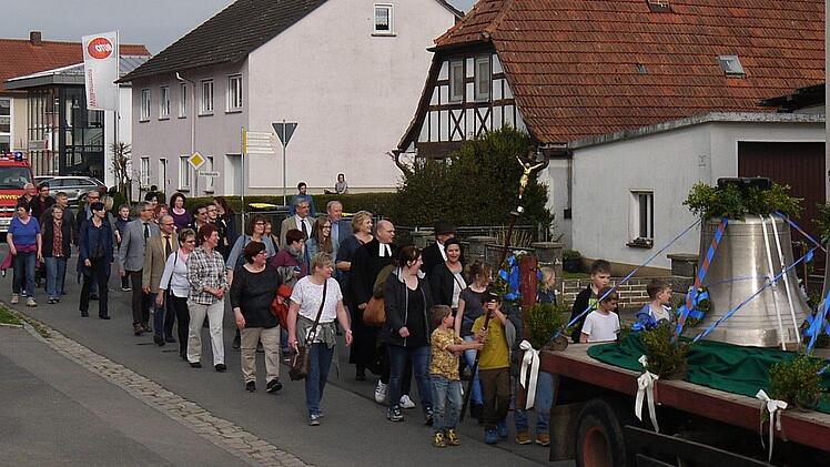 In Gleußen standen viele Menschen an der Straße, um die Ankunft der neuen Glocken für die evangelische Kirchengemeinde  live mitzuerleben. Nach Pfingsten wird das neue Geläut erstmals zu hören sein.Berthold Köhler