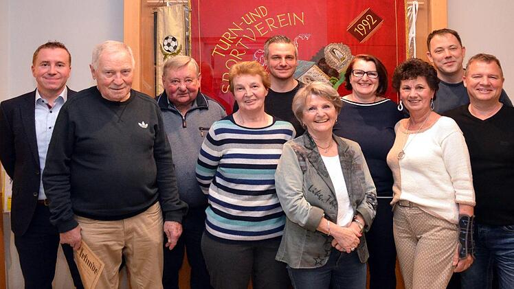 2. Vorsitzender Heiko Schmitt (links) gratulierte den 25- und 40-jährigen Vereinsmitgliedern (von links) Peter Spaner, Günther Baumbach, Anni Baumbach, Marco Sliwa, Siegrid Stöhling, Uschi Schlereth, Anneliese Franz, Stefan Dacho und Bernd Vormwald-Käppele. Foto: Peter Rauch