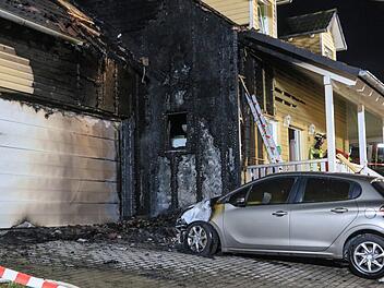 Ein Fahrzeugbrand hat am Mittwoch in Weismain einen enormen Schaden verursacht. Foto: NEWS5 / Merzbach