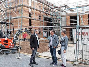 Günther Allinger, Geschäftsführer der Barmherzigen Brüder, spricht mit Bürgermeister Karsten Fischkal und Jutta Köhler über die Fortschritte am Bauprojekt. Foto: Johanna Blum