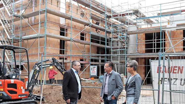 Günther Allinger, Geschäftsführer der Barmherzigen Brüder, spricht mit Bürgermeister Karsten Fischkal und Jutta Köhler über die Fortschritte am Bauprojekt. Foto: Johanna Blum