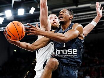 Kameron Taylor zieht gegen Pavel Antipov von Nischni Nowgorod zum Korb. Foto: Daniel Löb