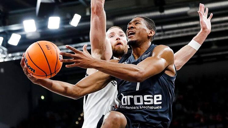 Kameron Taylor zieht gegen Pavel Antipov von Nischni Nowgorod zum Korb. Foto: Daniel Löb