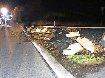 V&ouml;llig zerst&ouml;rt wurde die provisorische Verkehrsinsel bei dem Unfall auf der Osttangente. Der Unfallverursacher blieb unverletzt.  Foto: cl
