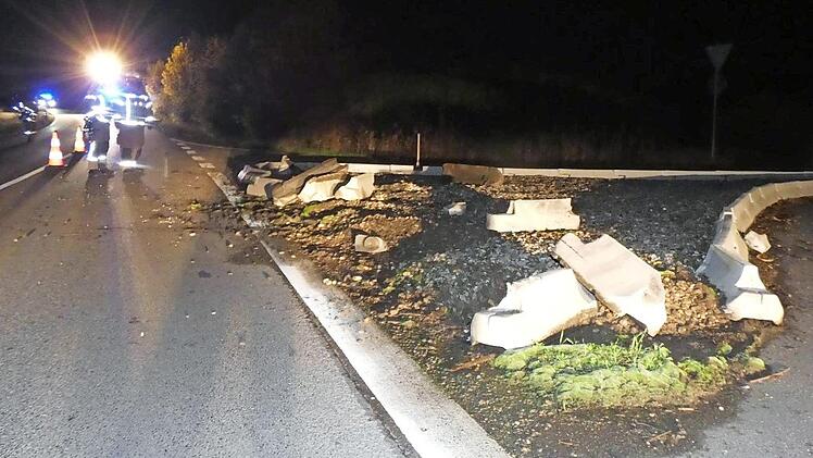 V&ouml;llig zerst&ouml;rt wurde die provisorische Verkehrsinsel bei dem Unfall auf der Osttangente. Der Unfallverursacher blieb unverletzt.  Foto: cl