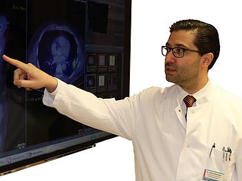 Wie ein Lungentumor zu entdecken ist, zeigt hier Dr. Bora Kosan, Chefarzt der Thoraxchirurgie. Foto; Marion Meißner-Dauelsberg