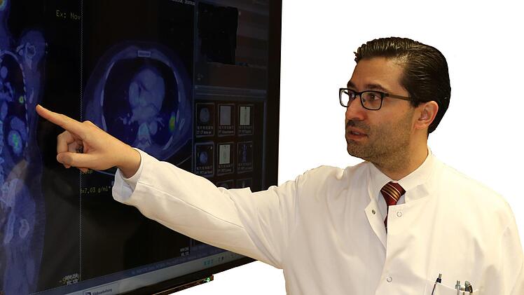 Wie ein Lungentumor zu entdecken ist, zeigt hier Dr. Bora Kosan, Chefarzt der Thoraxchirurgie. Foto; Marion Meißner-Dauelsberg