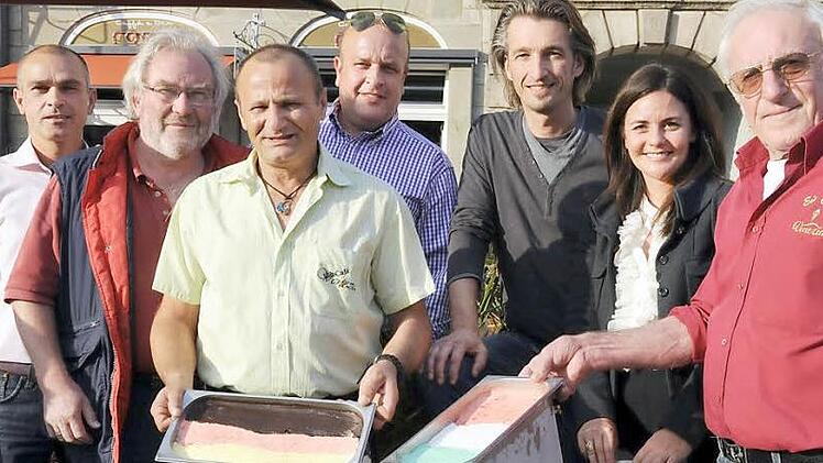 Sie tragen zum Gelingen des Festes bei: V. l. Roberto Carbone, Hermann Schirmer, Pasquale Di-Lascio, Johann Nicola, Thomas Wenk, Catia Lomma, Gianfranco Sartori.  Foto: Munzert