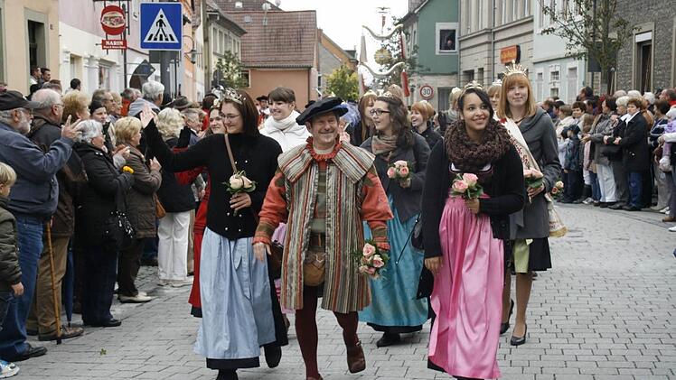 Der Hofstaat mit Gefolge darf beim Festzug nicht fehlen.