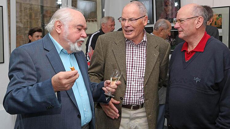 FAC-Vorsitzender Manfred Ströhlein (von links) im Gespräch mit Wolfgang Behrndt aus Kulmbach, Vizepräsident der Interessengemeinschaft Internationaler Wettbewerbs-Fotografen, und Georg Schediwy, international erfolgreicher Wettbewerbsfotograf aus Lichtenfels