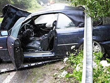 Ein Holzkreuz direkt an der Unfallstelle mahnt, dass hier bereits ein Verkehrsteilnehmer ums Leben gekommen ist.  Foto: Josef Hofbauer