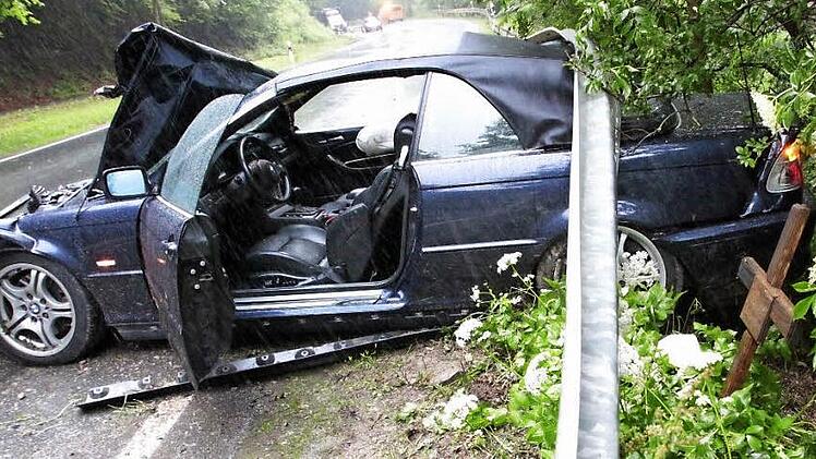Ein Holzkreuz direkt an der Unfallstelle mahnt, dass hier bereits ein Verkehrsteilnehmer ums Leben gekommen ist.  Foto: Josef Hofbauer