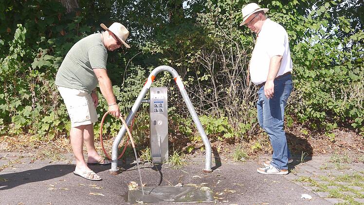 Beim Schacht für die Abwasserentsorgung läuft zu viel sauberes Wasser hinterher - sagt Heinz Kiesewetter (links) zu Martin Stingl. Foto: Berthold Köhler