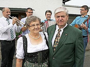 Anneliese und Georg Jäger bekamen zur goldenen Hochzeit ein Ständchen von ihren Söhnen und Bürgermeister Krapp (l.). Foto: Evi Seeger