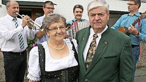 Anneliese und Georg Jäger bekamen zur goldenen Hochzeit ein Ständchen von ihren Söhnen und Bürgermeister Krapp (l.). Foto: Evi Seeger