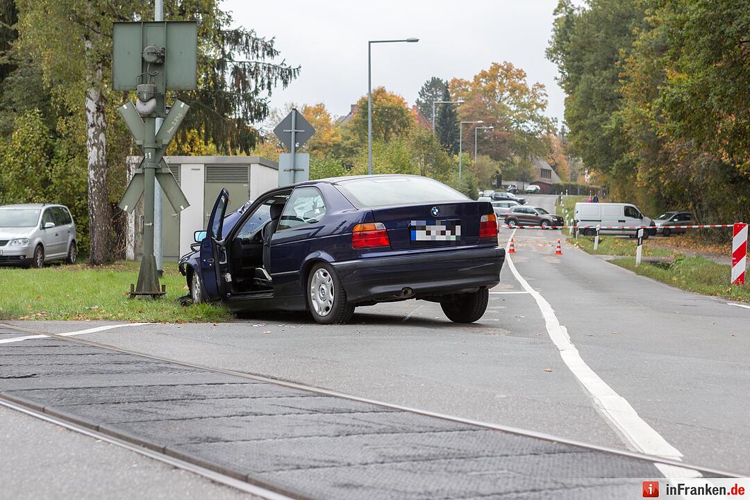 BMW kracht an Bahnübergang gegen Leitplanke