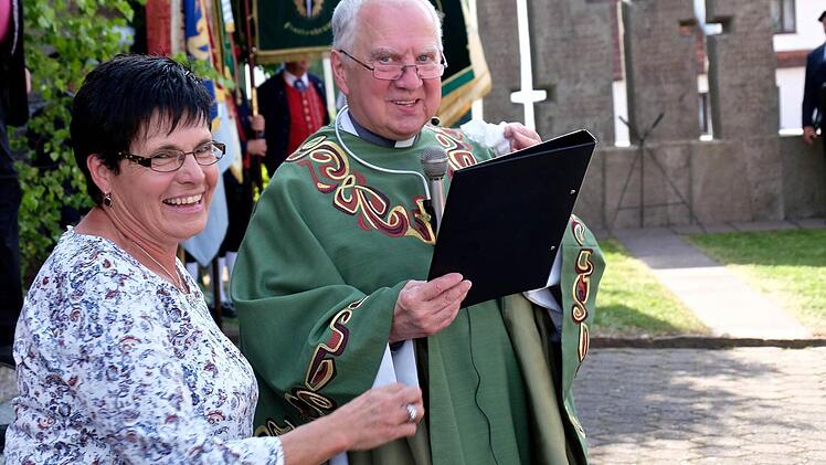 Pfarrer Karl Mauer hielt den Festgottesdienst. Foto: Gerd Schaar
