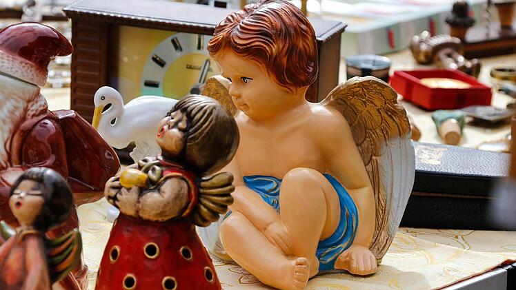 Beim Bamberger Antikmarkt kamen Liebhaber schöner alter Dinge voll auf ihre kosten. Foto: Matthias Hoch