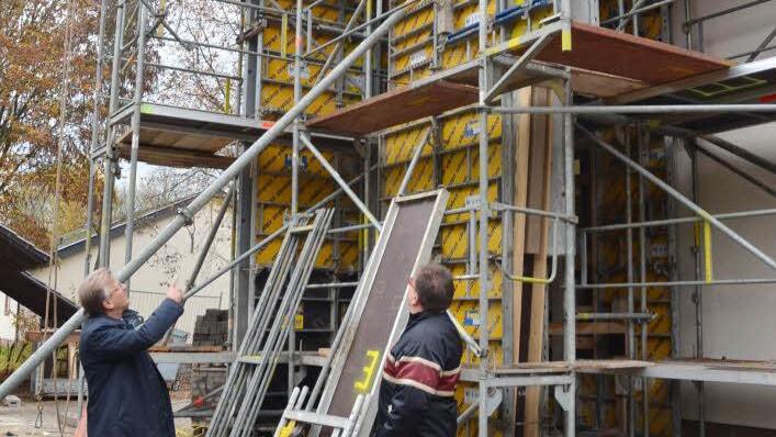 Der Aufzugsbau am Rathauses macht Fortschritte. Bürgermeister Rainer Detsch (links) und Geschäftsleiter Rainer Förtsch machen sich ein Bild davon. Foto: Karl-Heinz Hofmann