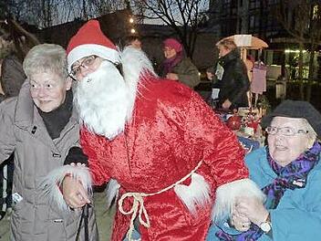Auch der Nikolaus stattete den Senioren einen Besuch ab.  Foto: Doris Kratz
