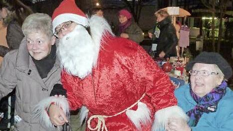 Auch der Nikolaus stattete den Senioren einen Besuch ab.  Foto: Doris Kratz