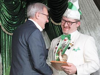 Aktueller Preisträger des Goldschneck ist Christian Leitermann (rechts), Leiter der Guggenmusiker "Wendenguggn" aus Wendelstein, die regelmäßig zum Rathaussturm nach Heiligenstadt kommen. Es gratuliert Heiligenstadts Bürgermeister Helmut Krämer.