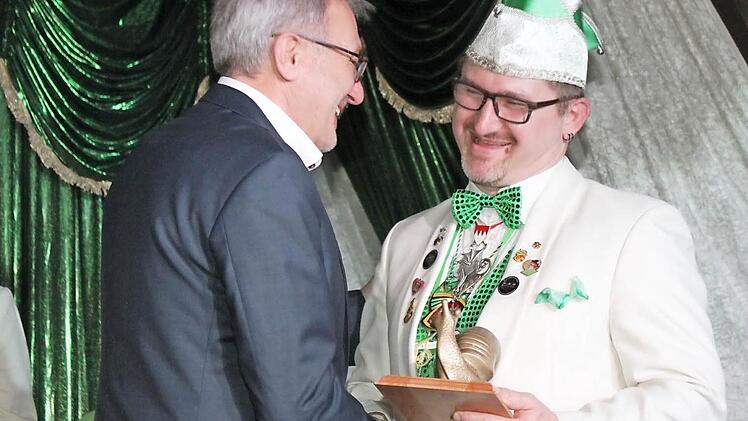 Aktueller Preisträger des Goldschneck ist Christian Leitermann (rechts), Leiter der Guggenmusiker "Wendenguggn" aus Wendelstein, die regelmäßig zum Rathaussturm nach Heiligenstadt kommen. Es gratuliert Heiligenstadts Bürgermeister Helmut Krämer.