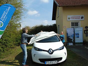 Das Elektroauto in Neunkirchen wurde am Wochenende von Eugen Rittmayer und Barbara Gabel-Cunningham feierlich enthüllt.  Foto: Petra Malbrich