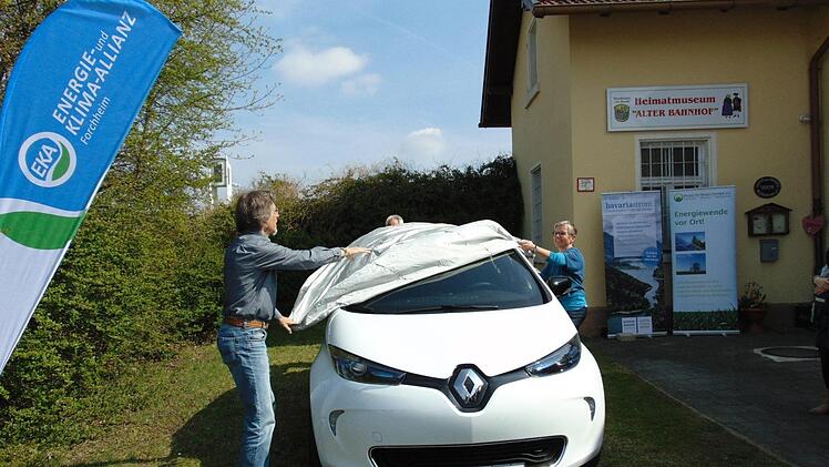 Das Elektroauto in Neunkirchen wurde am Wochenende von Eugen Rittmayer und Barbara Gabel-Cunningham feierlich enthüllt.  Foto: Petra Malbrich