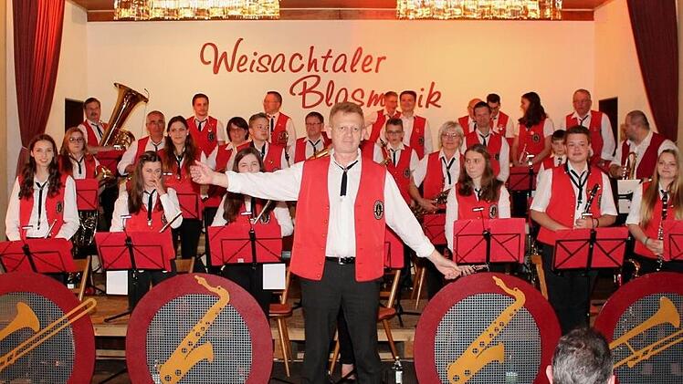 Die "Weisachtaler Blasmusik" bestritt zusammen mit den beiden Gastvereinen "Windspiel" der Musikschule Ebern und dem Musikverein Pfarrweisach das Frühjahrskonzert im Saalbau Hartleb. Foto: Jens Fertinger
