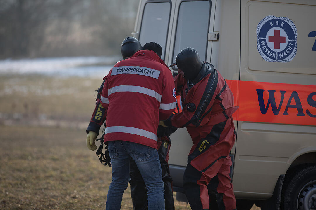 Person bricht in Altmühlsee ein