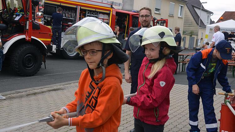 Für Felix und die ebenfalls 9-jährige Luise steht schon jetzt fest "wenn wir älter sind, gehen wir auch zur Garitzer Feuerwehr".Peter Rauch