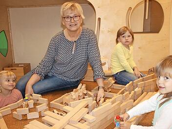 Helga Fiedler mit einigen ihrer Schützlinge im "Haus für Kinder St. Michael" in Ludwigsstadt Foto: Veronika Schadeck
